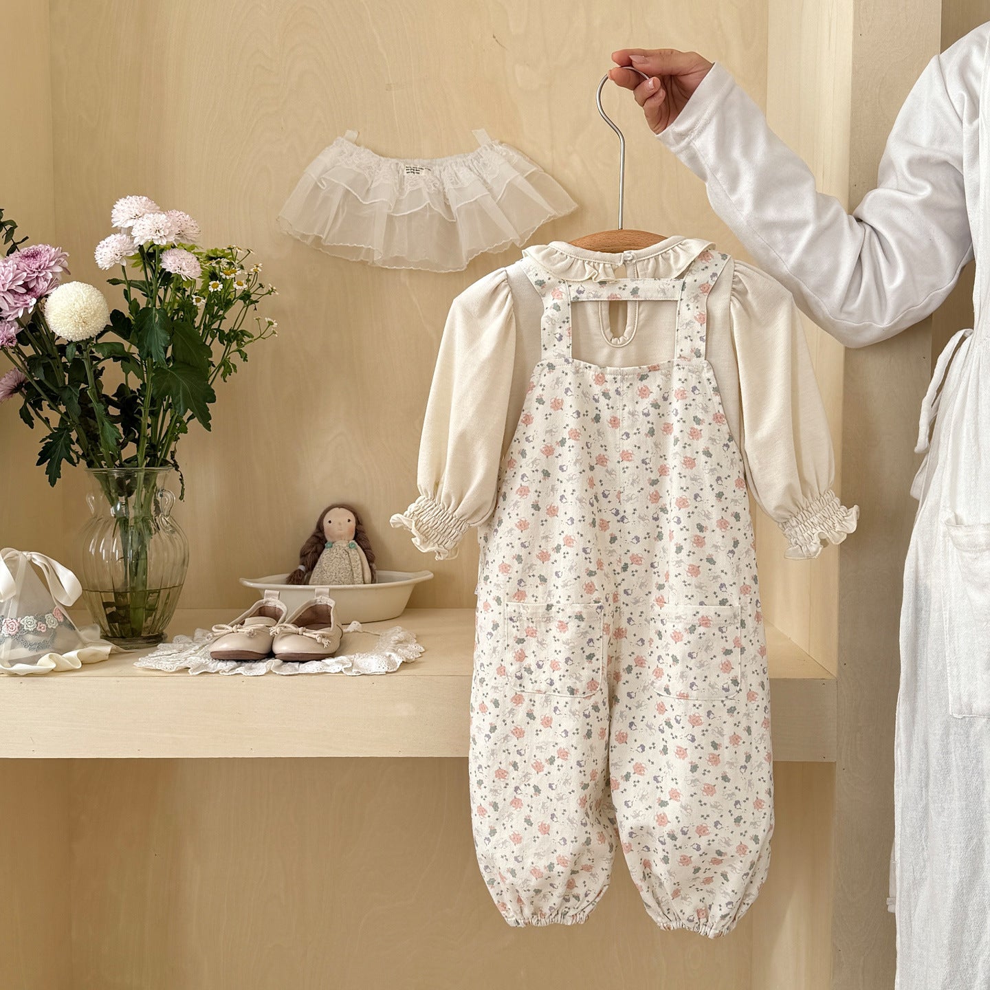 Cute Baby Girl Spring and Autumn Outfit, Adorable Overalls Set with Floral Two-Piece Set for Infants and Toddlers